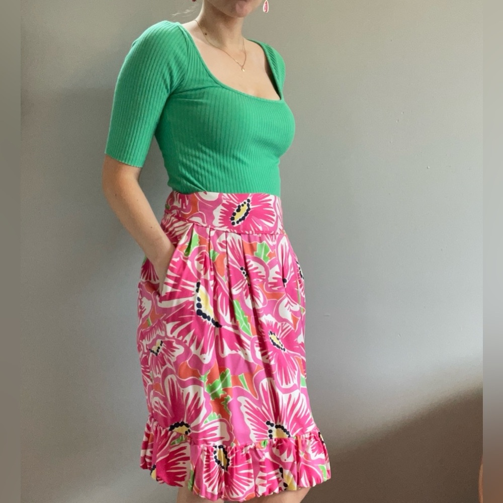 Lilly Pulitzer Pink Floral Mini Skirt
Pleated A-line Fayette Oxford 100% Silk.